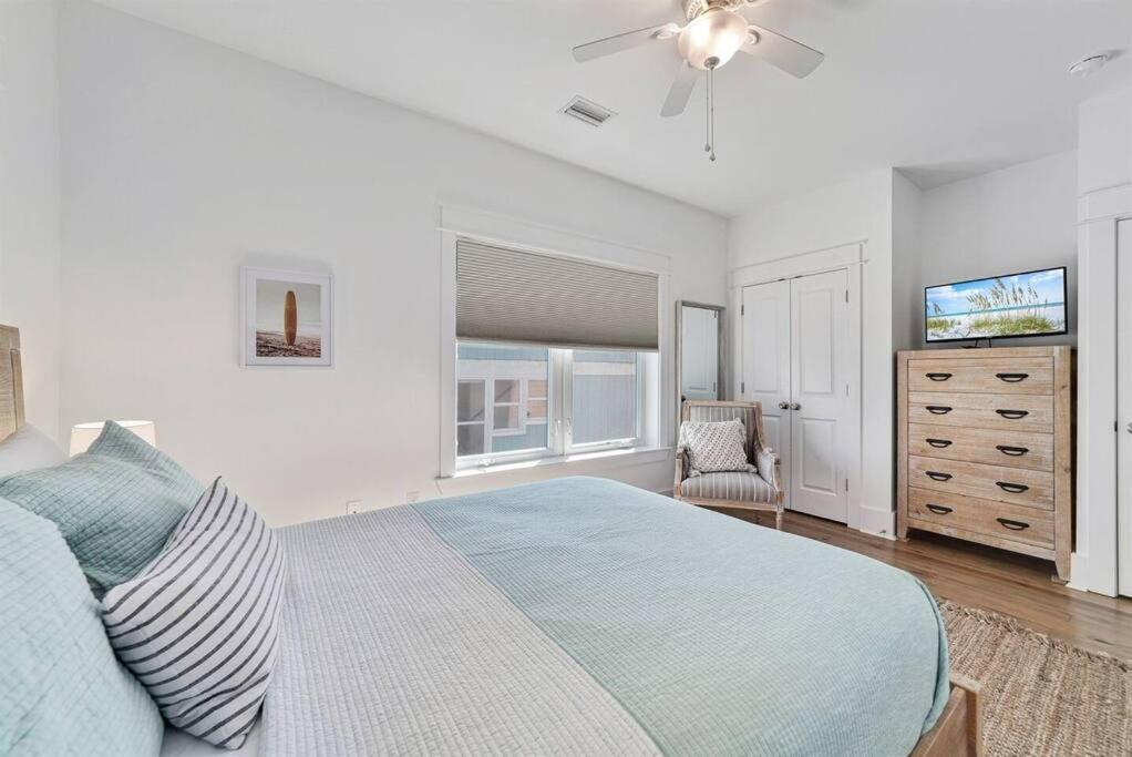 Ein Bett oder Betten in einem Zimmer der Unterkunft Summer at Family Bungalow w Pool! 4min Walk to Beach!