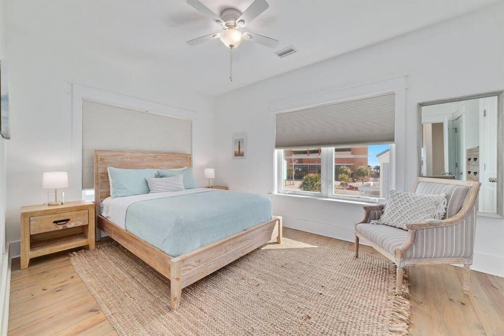 Ein Bett oder Betten in einem Zimmer der Unterkunft Summer at Family Bungalow w Pool! 4min Walk to Beach!