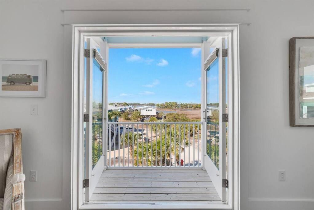 Ein Balkon oder eine Terrasse in der Unterkunft Summer at Family Bungalow w Pool! 4min Walk to Beach!