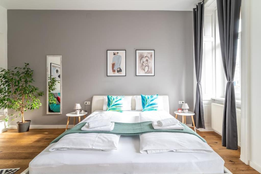 Cool 1BR Near Metro & Center by HM