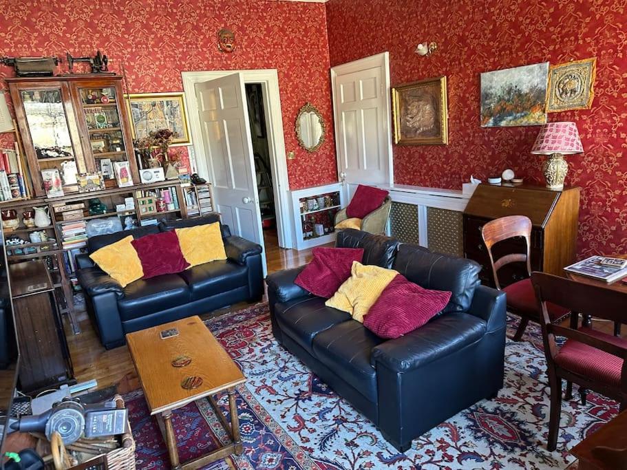 - un salon avec deux canapés et une table dans l'établissement Very central 2 bedroom flat in World Heritage Site, à Édimbourg