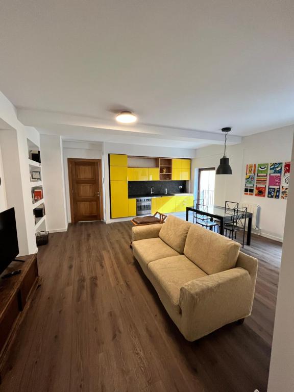 un soggiorno con divano e una cucina di HABITA appartamento primo piano a L'Aquila
