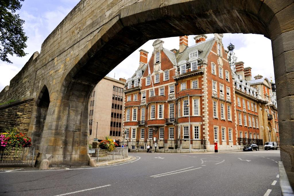 un arco en un puente sobre una calle con un edificio en The Grand, York en York