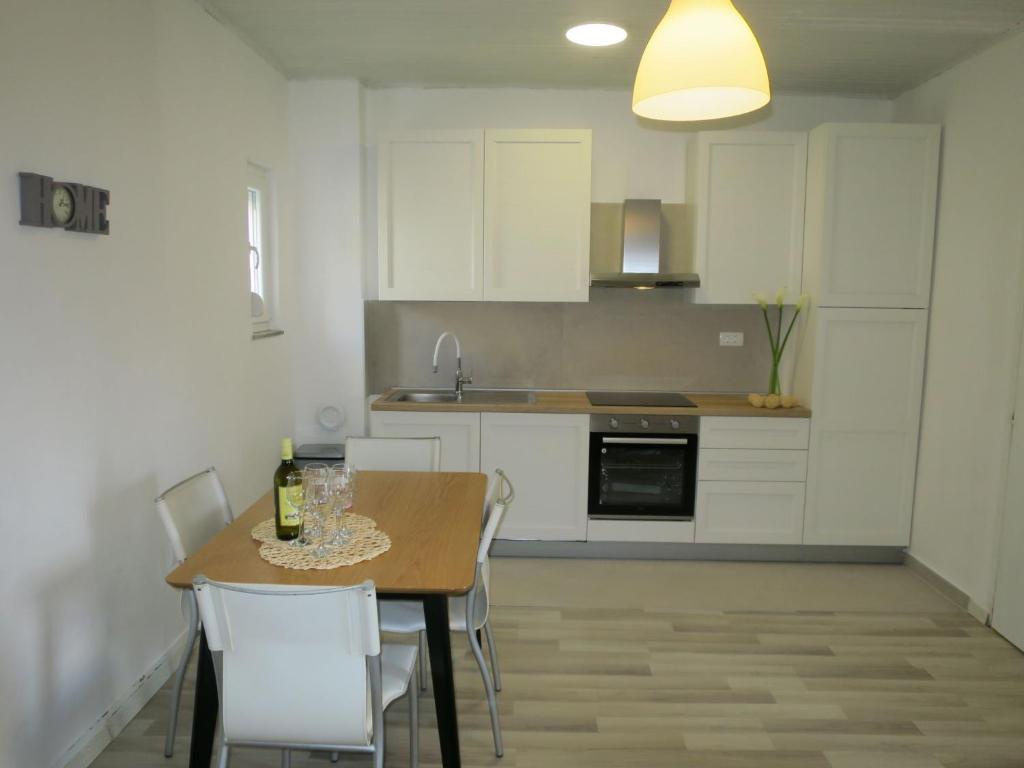 Kuchyňa alebo kuchynka v ubytovaní Holiday Home Matkovic by Interhome