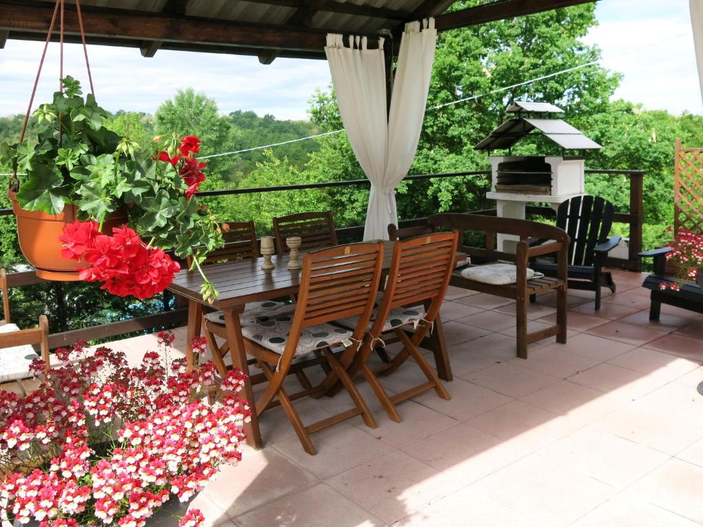 Vonkajšia záhrada v ubytovaní Holiday Home Il Cavaliere by Interhome