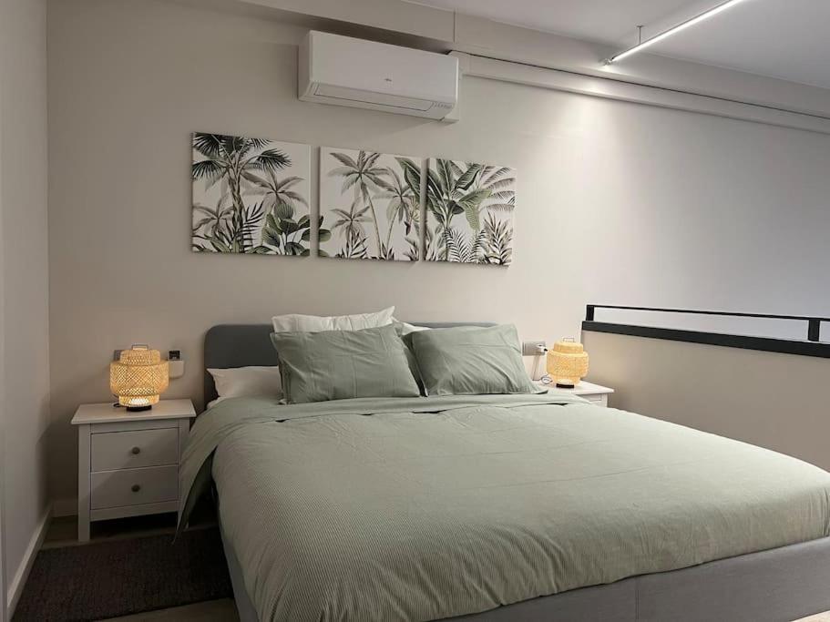 1 dormitorio con 1 cama grande y 2 mesitas de noche en Loft en Barcelona, en Barcelona