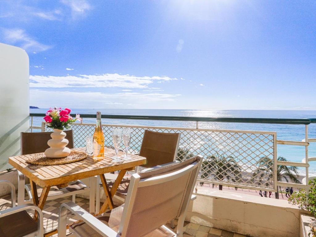 ニースにあるApartment La Floride Promenade des Anglais by Interhomeの海を望むバルコニー(テーブル、椅子付)