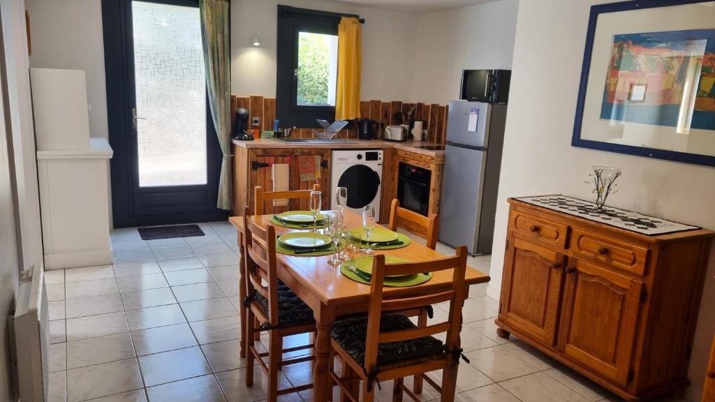 Kuchyňa alebo kuchynka v ubytovaní Appartement T3 avec extérieur