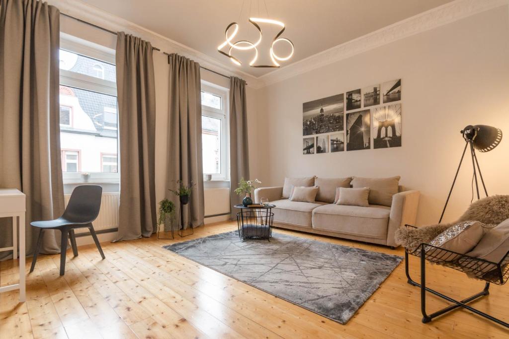sala de estar con sofá y silla en Business Apartment, en Wiesbaden