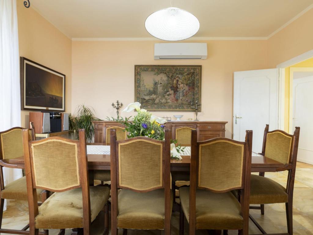 A television and/or entertainment centre at Holiday Home Irma by Interhome