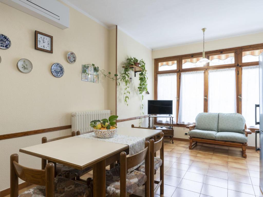 A television and/or entertainment centre at Holiday Home Irma by Interhome