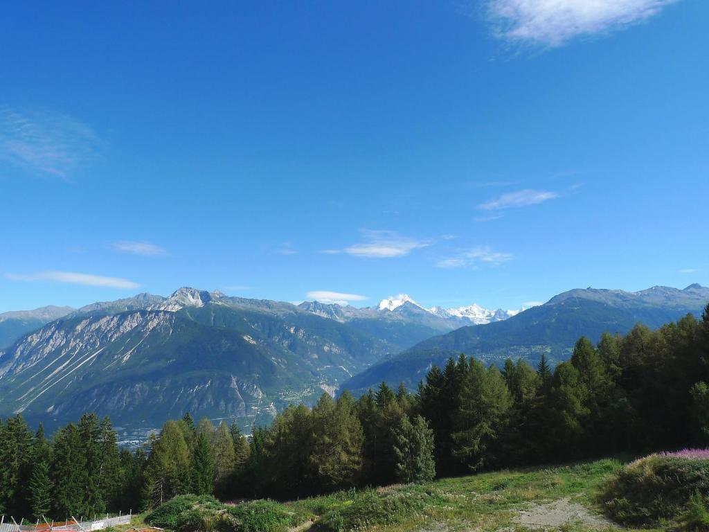 vistas a una cordillera con montañas nevadas en Apartment Les Mischabels-2 by Interhome en Crans-Montana