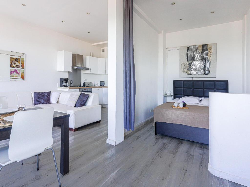 - une chambre et un salon avec un lit et une table dans l'établissement Studio La Joconde by Interhome, à Nice