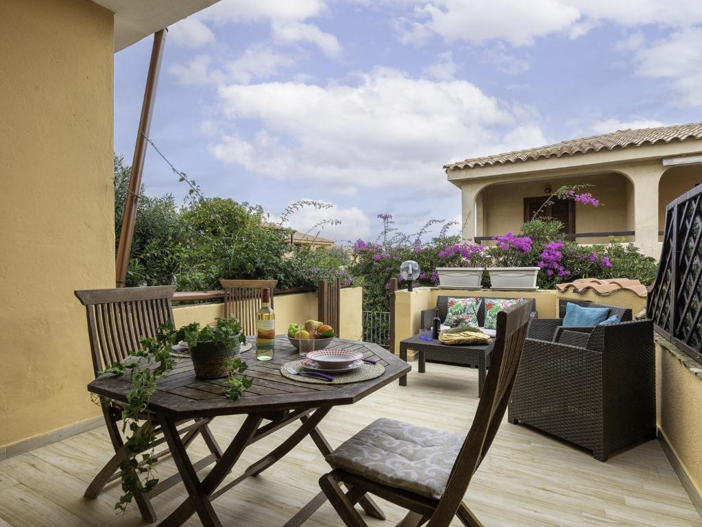 patio con mesa y sillas en el balcón en Apartment D3 - 6 by Interhome, en Marinella