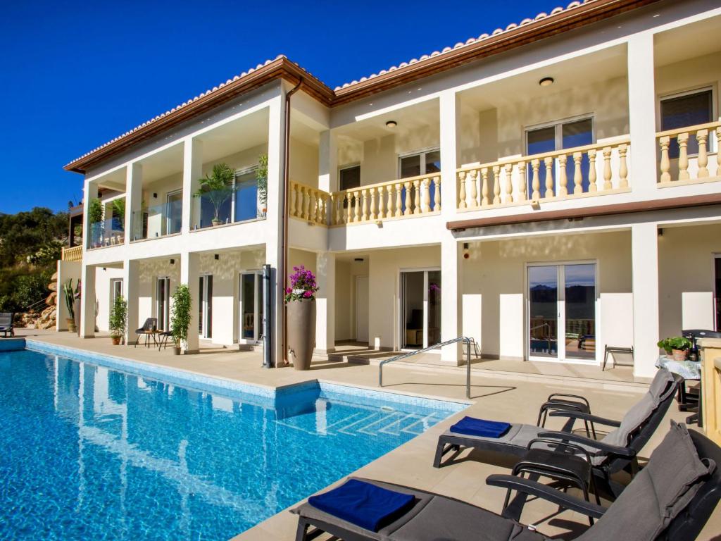 willa z basenem i domem w obiekcie Villa Villa Cara Mull Alcalalí by Interhome w mieście Alcalalí