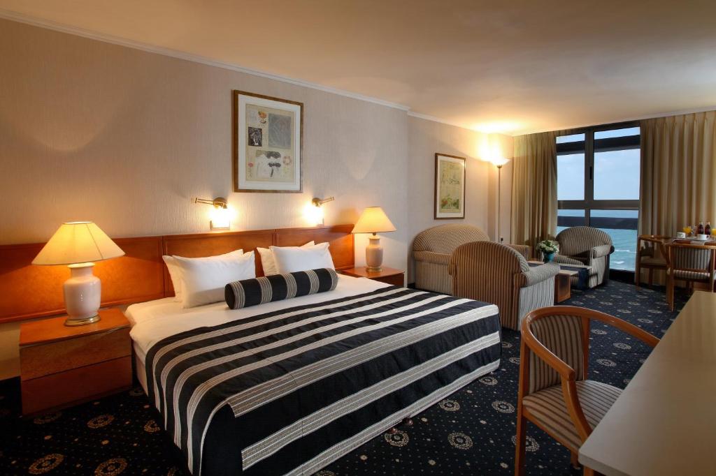 THE SEASONS HOTELS