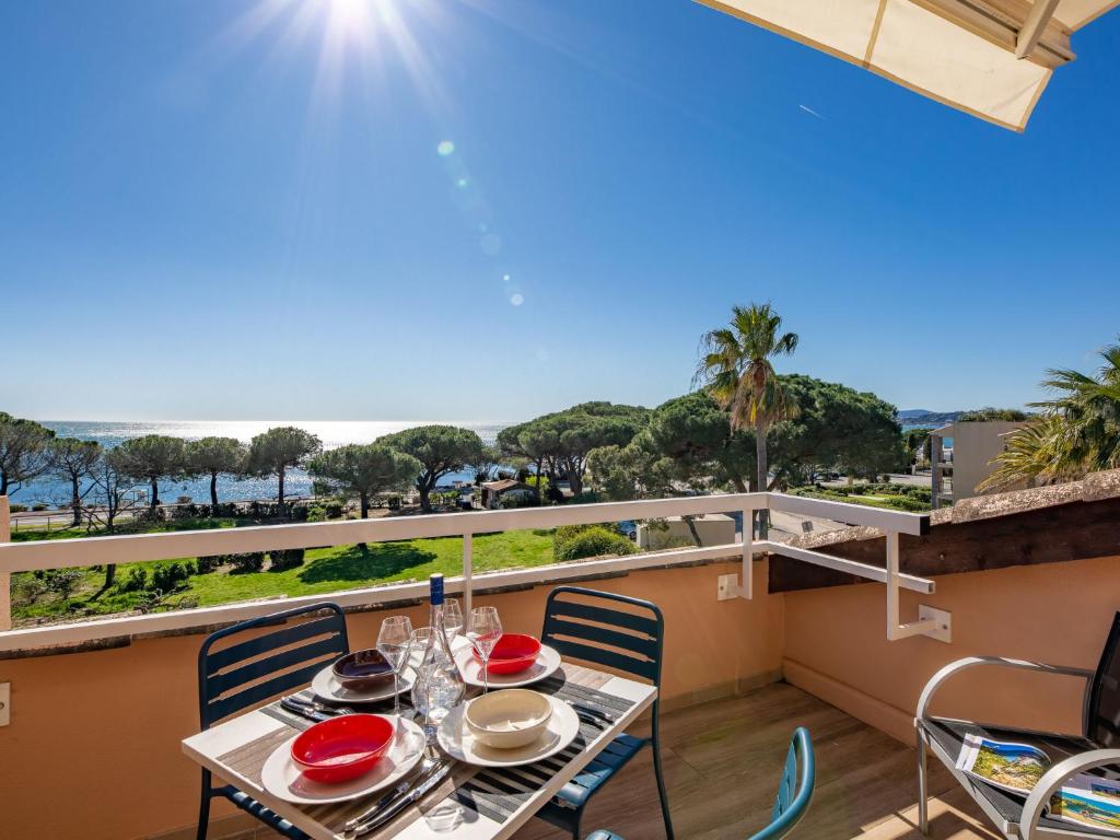 une table et des chaises sur un balcon avec vue sur l'océan dans l'établissement Apartment Les Rivages des Issambres-8 by Interhome, aux Issambres