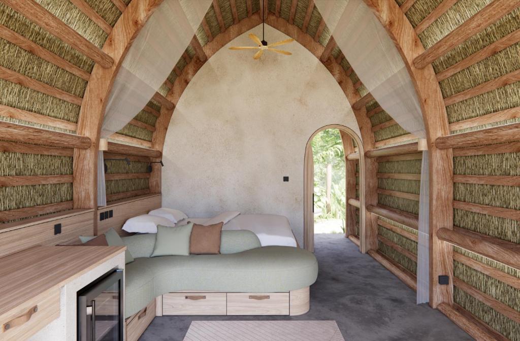 1 dormitorio con 1 cama en una habitación con paredes de madera en OYA - Wellness Eco Resort & Retreat, en Jamao al Norte