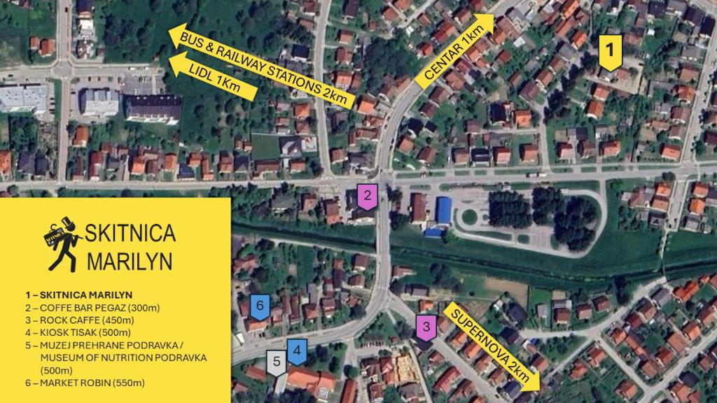 un mapa de una ciudad con letreros y casas en Skitnica Marilyn, en Koprivnica