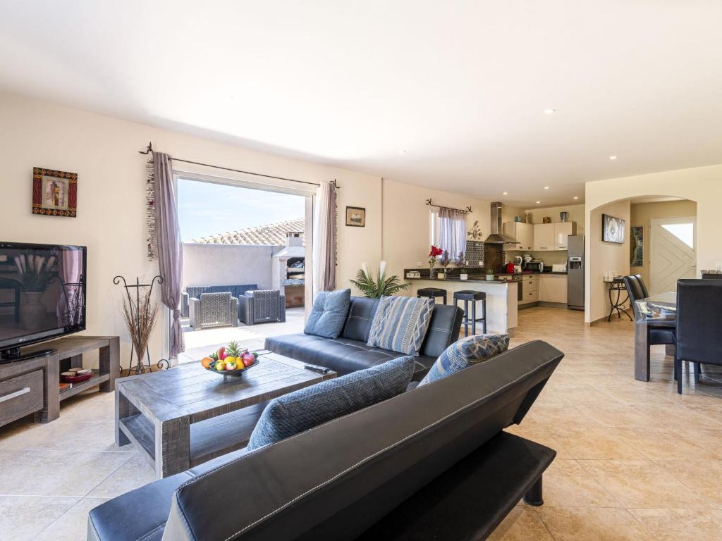 un salon avec un canapé et une table dans l'établissement Apartment Muratello by Interhome, à Porto-Vecchio