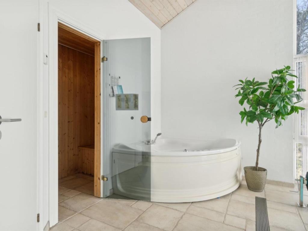 Koupelna v ubytování Holiday Home Ehlin - 150m from the sea by Interhome