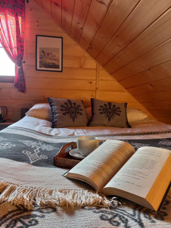 Postel nebo postele na pokoji v ubytování Komfortowy domek z kominkiem, domek z balią - LIMANOWA - NOWY SĄCZ