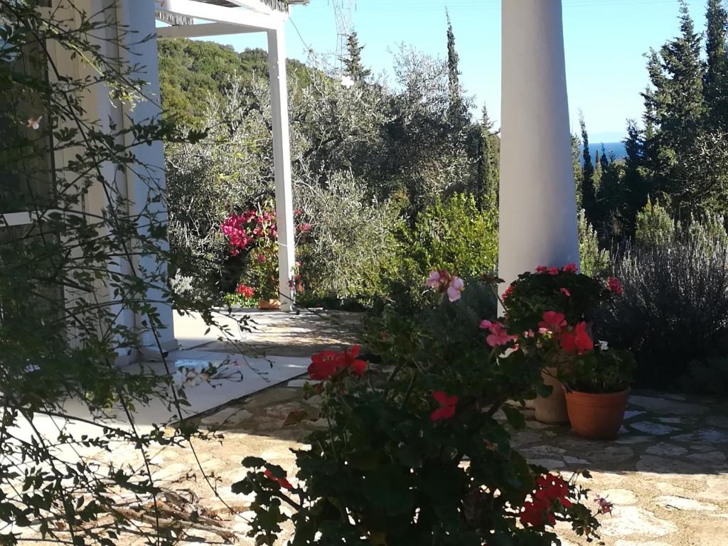 un jardín con flores al lado de una casa en Casa Buras, en Skinária