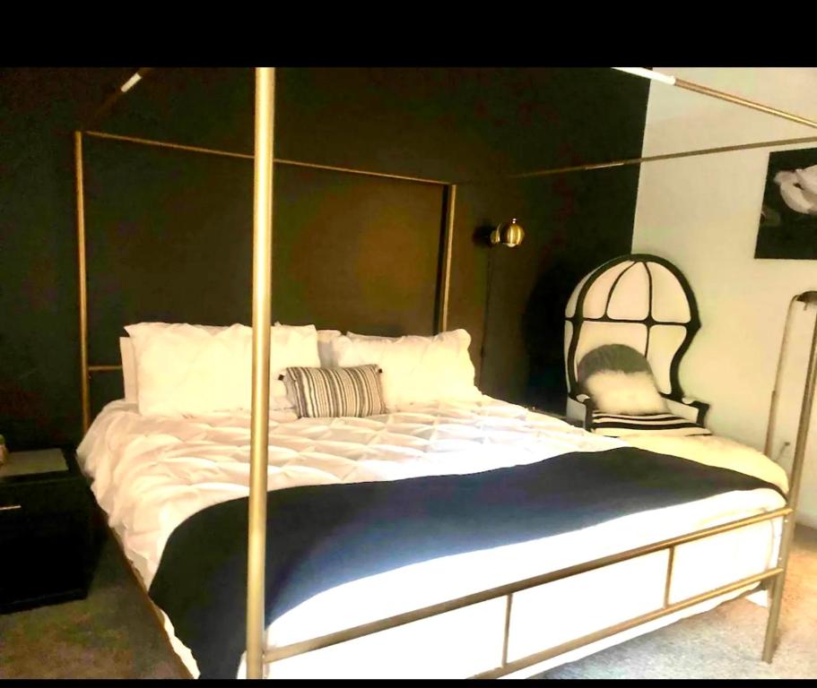 Posh 2 King Bed townhome near downtown and Tybee في سافانا: غرفة نوم بسرير مع اطار معدني