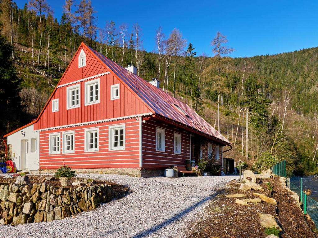 uma casa vermelha no meio de uma montanha em Holiday Home Hanička by Interhome em Horní Marsov
