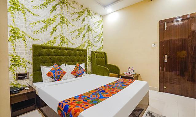 ein Schlafzimmer mit einem großen Bett in einem Zimmer in der Unterkunft The JK Hotel - Opp Railway Station, Civil Lines, Sadar, Nagpur in Nagpur