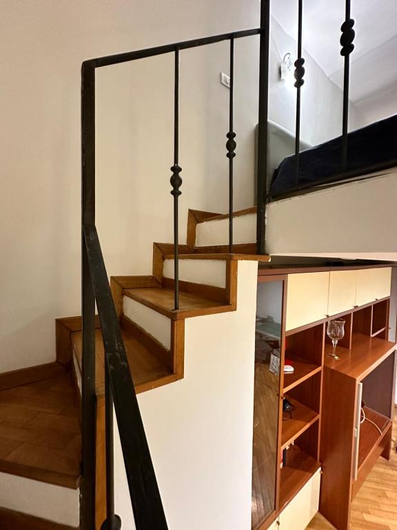Una escalera que conduce a una cama elevada en La tua casa, en Salerno