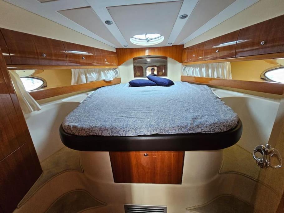 un grande letto nel mezzo di una barca di Cesenatico in Barca con Mira 37 a Cesenatico