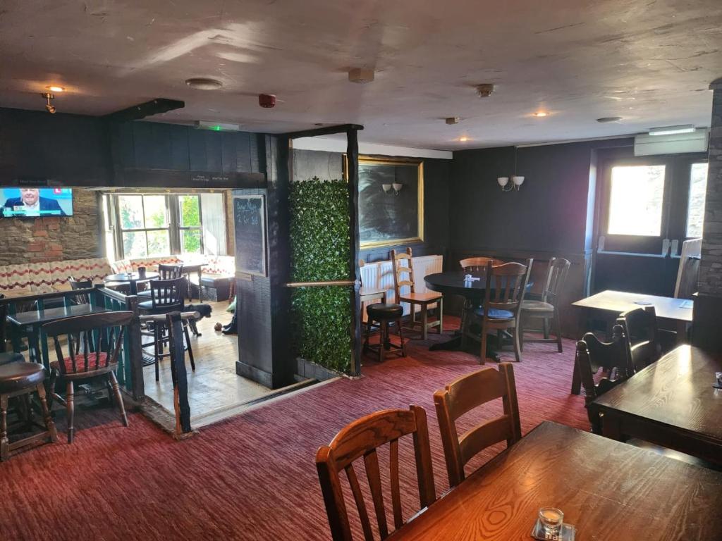 - un restaurant avec des tables et des chaises dans une salle dans l'établissement The Bay Horse Hotel Wolsingham, à Wolsingham