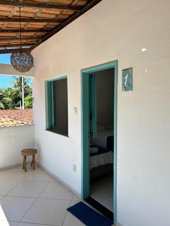 uma porta aberta para um quarto com uma cama em Jambo 1 em Maraú