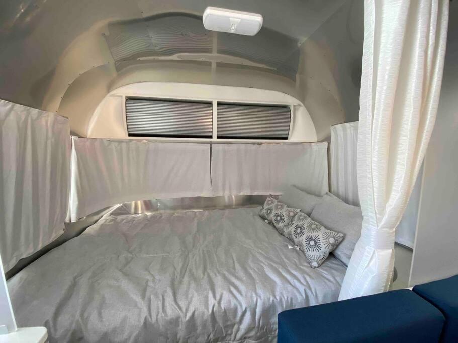 Postel nebo postele na pokoji v ubytování Modern Airstream with amazing view - 10 to 15 minutes from Kings Canyon National Park