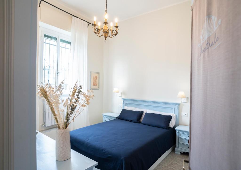 - une chambre avec un lit bleu et une fenêtre dans l'établissement Riobasco, à Albisola Superiore