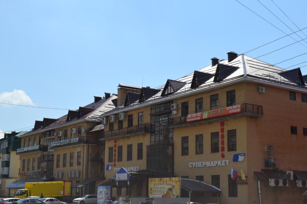 a row of buildings on a city street at Mini Otel Spokoyny Otdyh in Stavropol