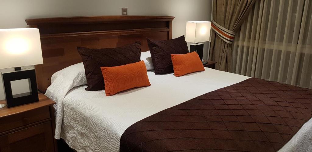 Postel nebo postele na pokoji v ubytování Hotel Puerta del Lago