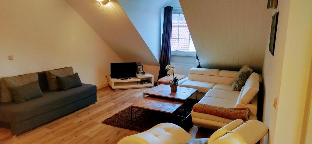 sala de estar con sofá y mesa en Ferienwohnung Klettbach - 50 m², 2 Zimmer, Küche, Bad, PKW-Stellplatz, en Klettbach