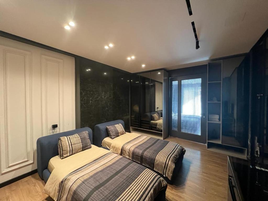 1 dormitorio con 2 camas y sofá en Remarkable Apartment, en Tirana