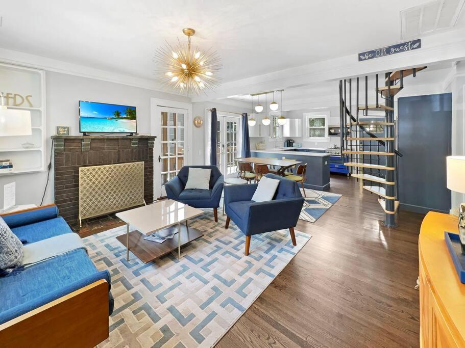 sala de estar con muebles azules y cocina en Location! Minutes to Downtown and Folly Beach, en Charleston