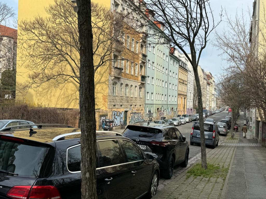 uma fila de carros estacionados ao lado de uma rua em Sweet Home Inside Dresden four em Dresden
