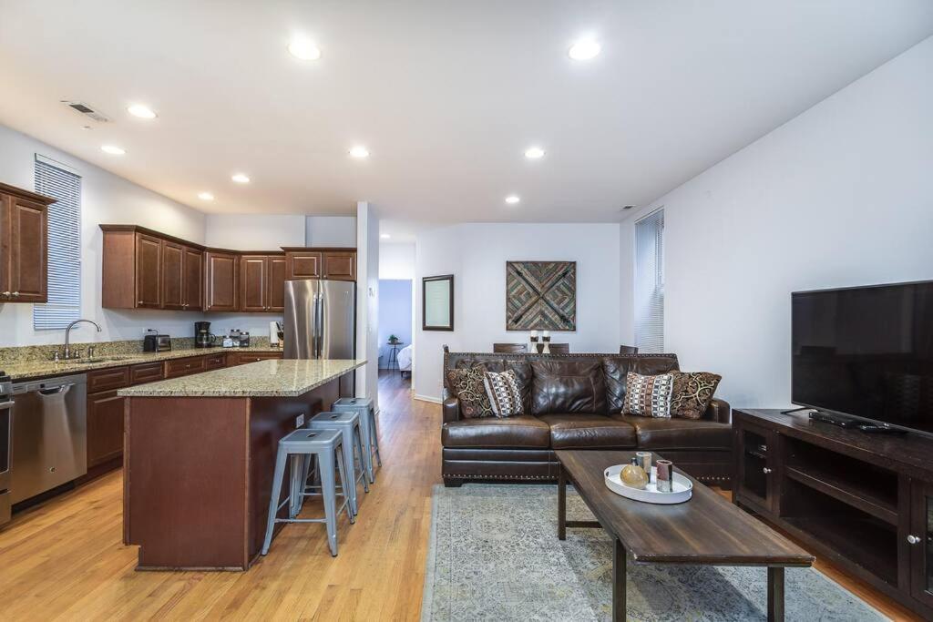 een keuken en een woonkamer met een bank en een tafel bij ENTIRE BUILDING-Walk to Lincoln Park or The Beach in Chicago