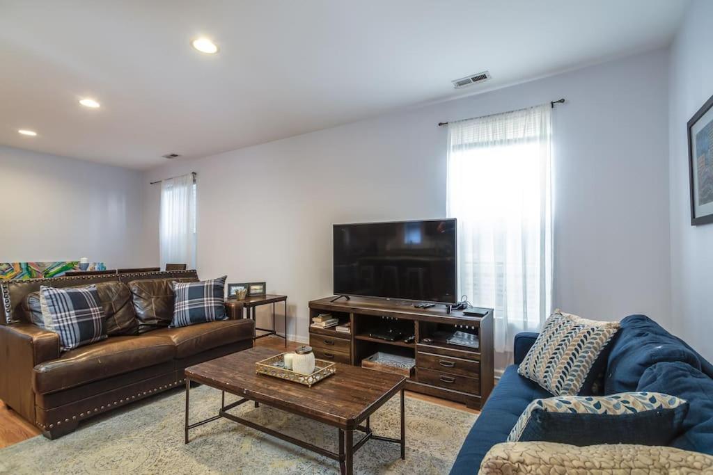 a living room with a couch and a tv at Lincoln Park Living - Suite 2 in Chicago