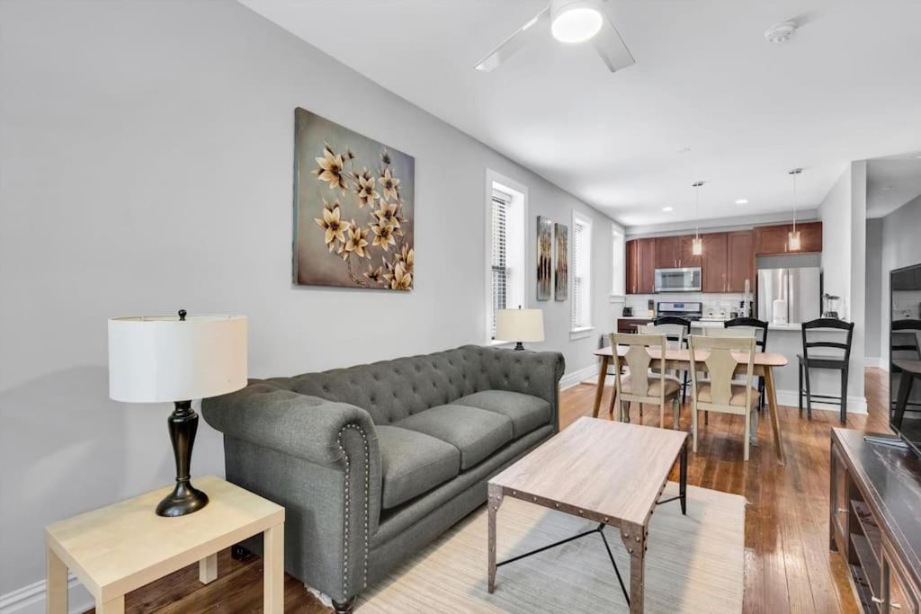 un soggiorno con divano e tavolo di Stunning Townhome 916 in The Grove a Tower Grove