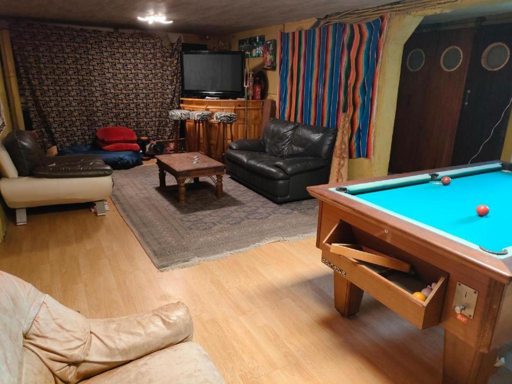 uma sala de estar com uma mesa de bilhar e uma televisão em ambiance pub em Argenteuil