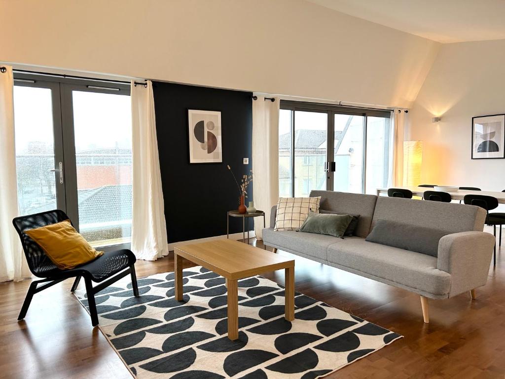 Stay in Style: Modern 2-Bed In Trendy London Area في لندن: غرفة معيشة مع أريكة وطاولة