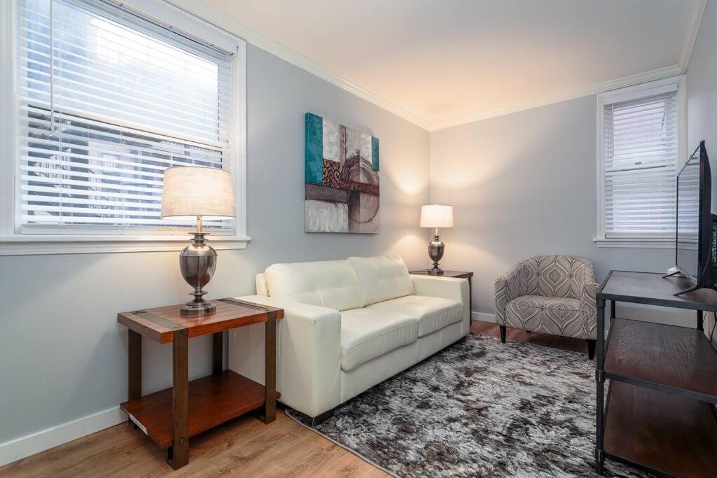 sala de estar con sofá blanco y mesa en MTM Fully Furnished Rental in Old Town - 2 Beds, en Chicago
