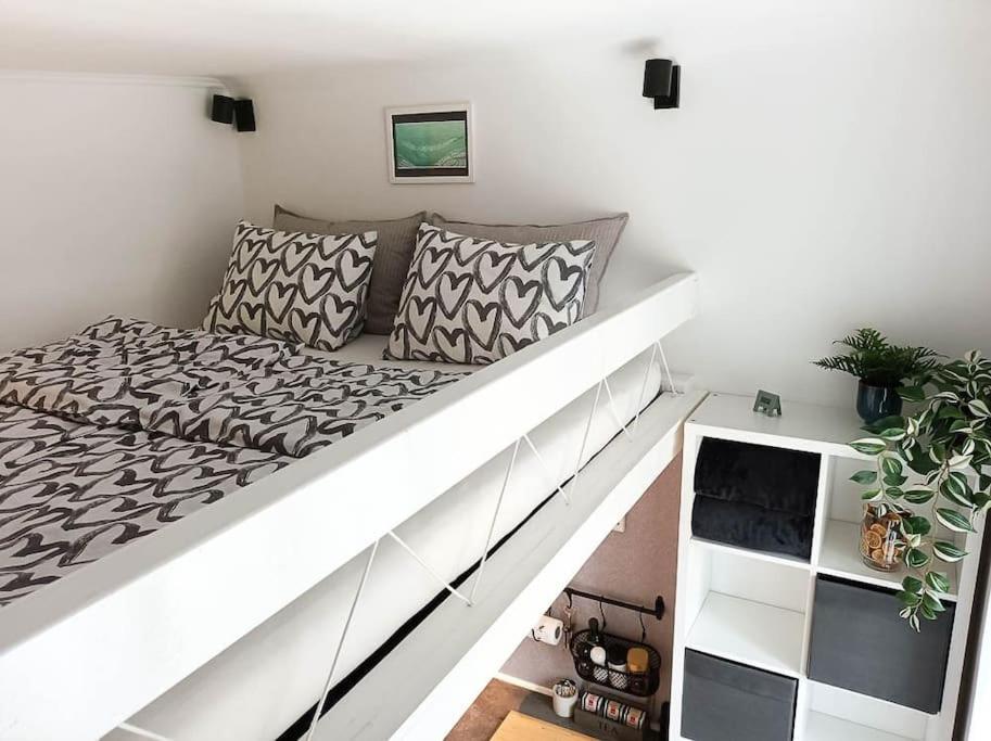 Ένα ή περισσότερα κρεβάτια σε δωμάτιο στο Loft Bed Studio with FREE Parking, 2 Bikes! Self check in, Wi-Fi, AC