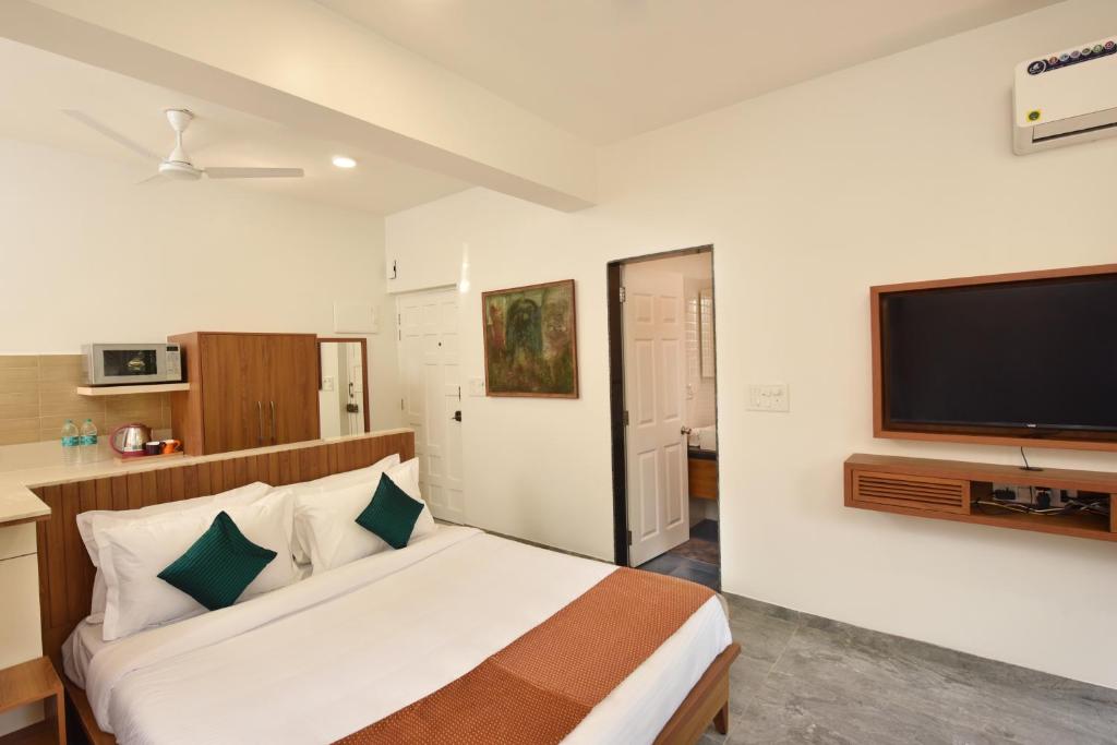TV a/nebo společenská místnost v ubytování Lembranca Studios & Suites Near Famous FLOATING CASINOS of Goa